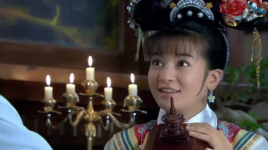 班杰明说别乱动他东西,小燕子说他搞什么神秘,别那么小气