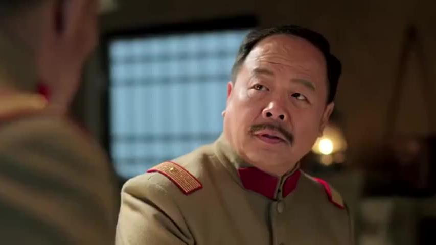 储世新带着士兵仍手榴弹,网友:借我一颗玩玩