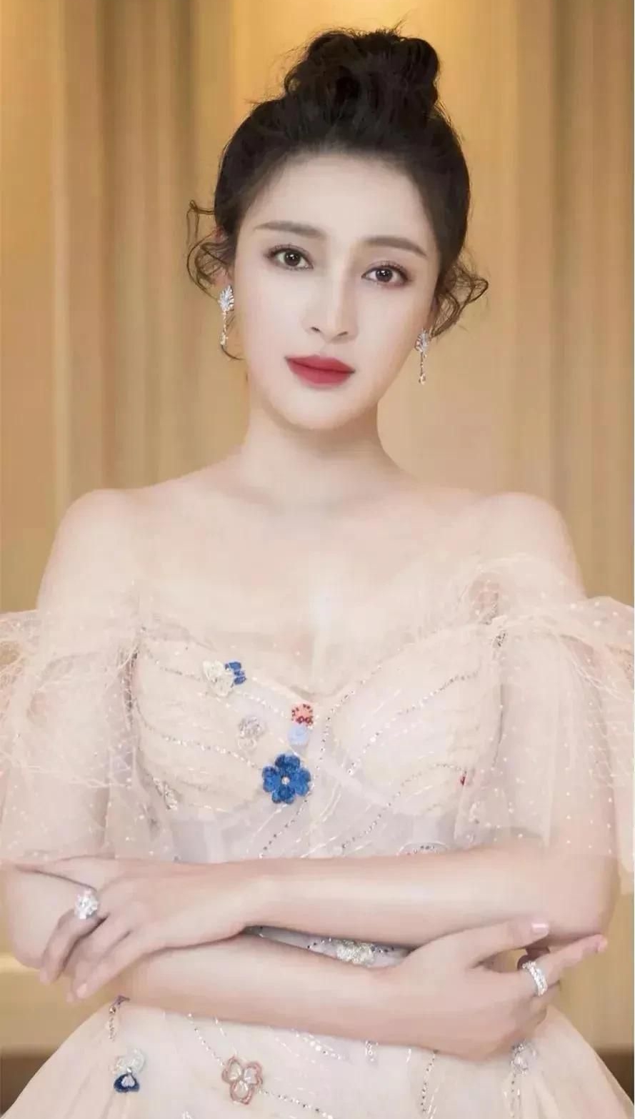 娇艳妩媚的甘婷婷,惊艳迷人,温婉秀雅的写真照!__财经头条