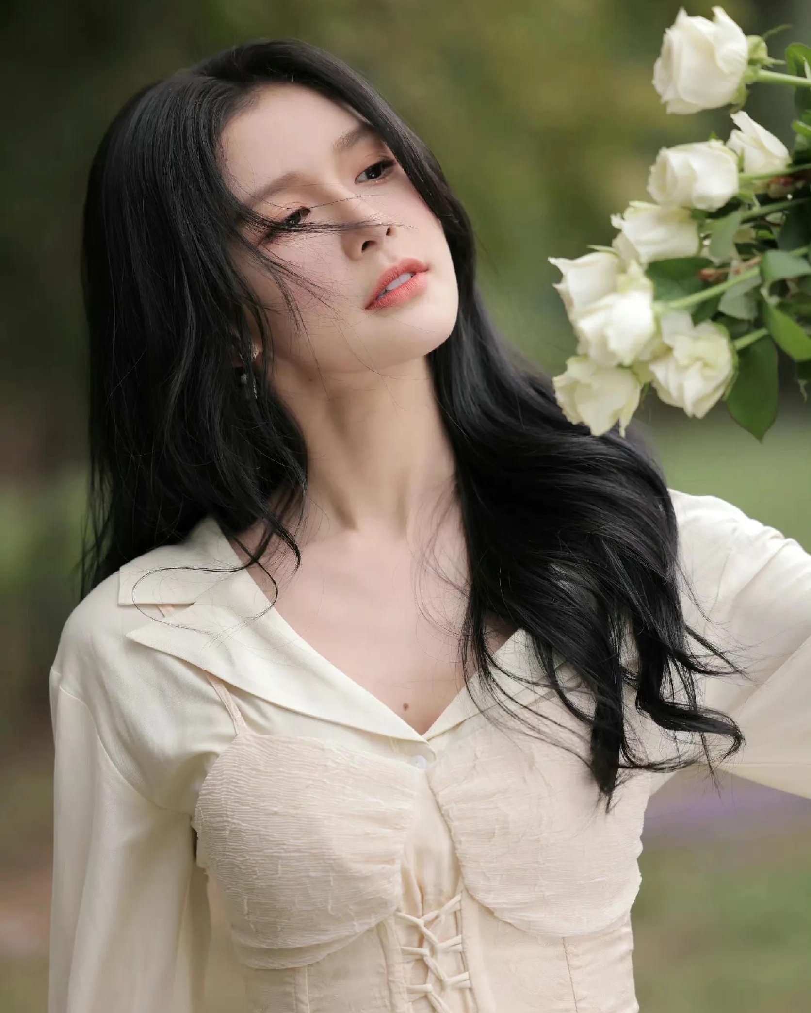 蔡卓宜山野林间白裙捧花写真,清新淡雅,俏丽动人!_高清图集_新浪网