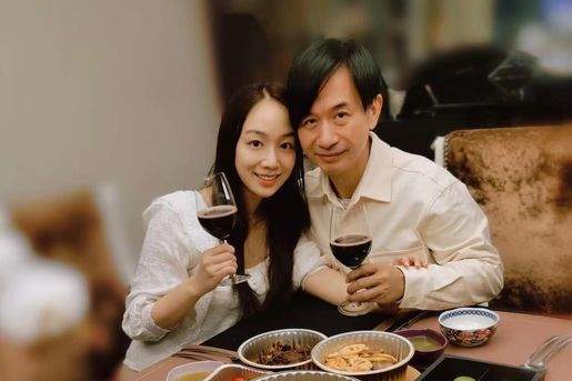 56岁黄舒骏为两岁女儿庆生心疼其成为抗疫宝宝妻子小其24岁