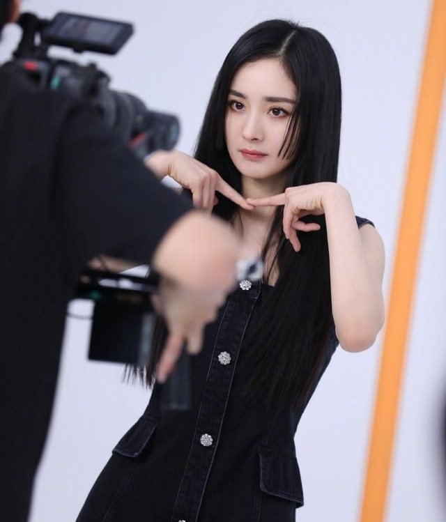 杨幂工作花絮公主切造型纯欲感拉满