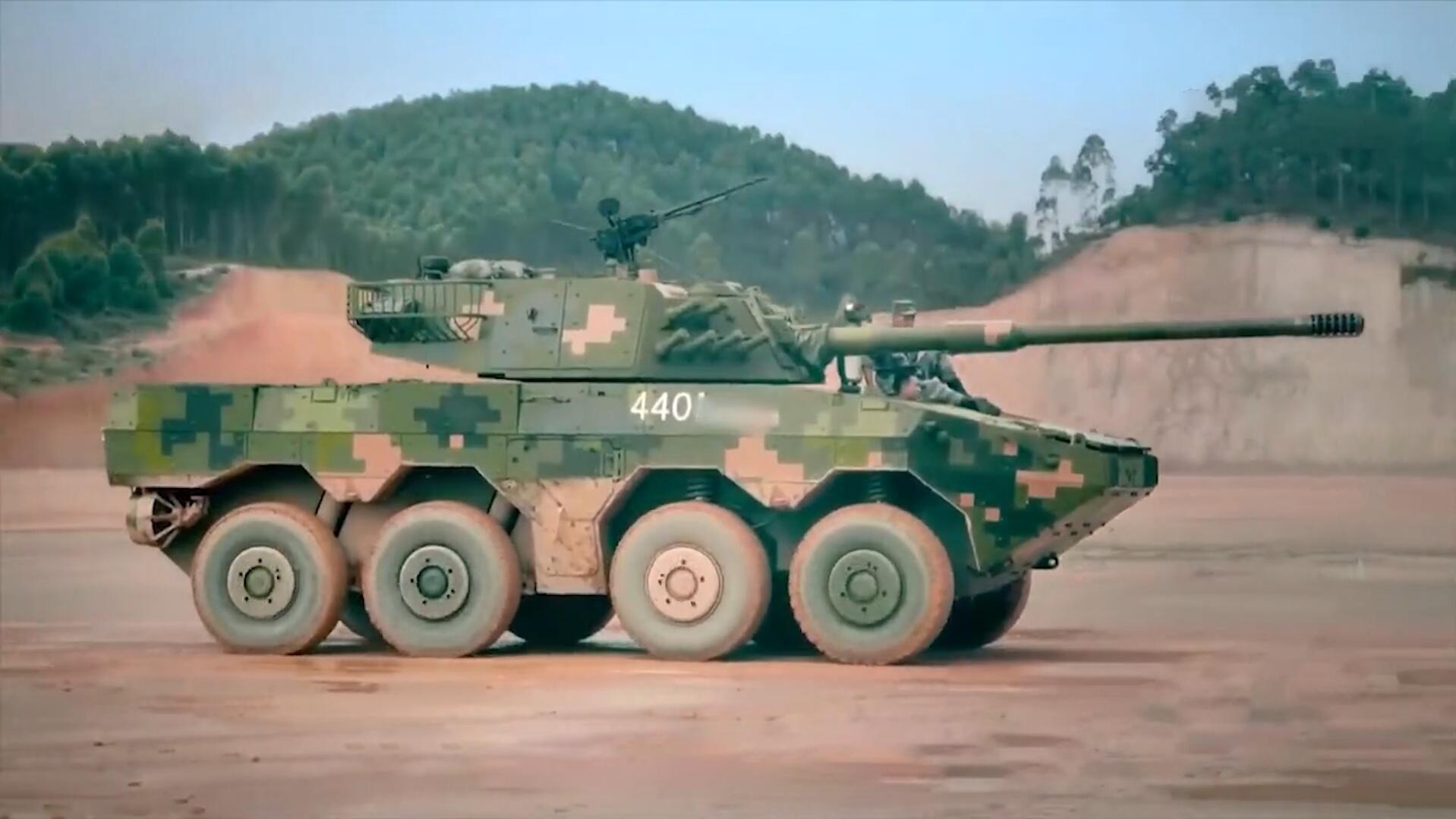 开上这辆8×8步兵战车,没有人敢跟你叫板,记者亲身驾驶体验!