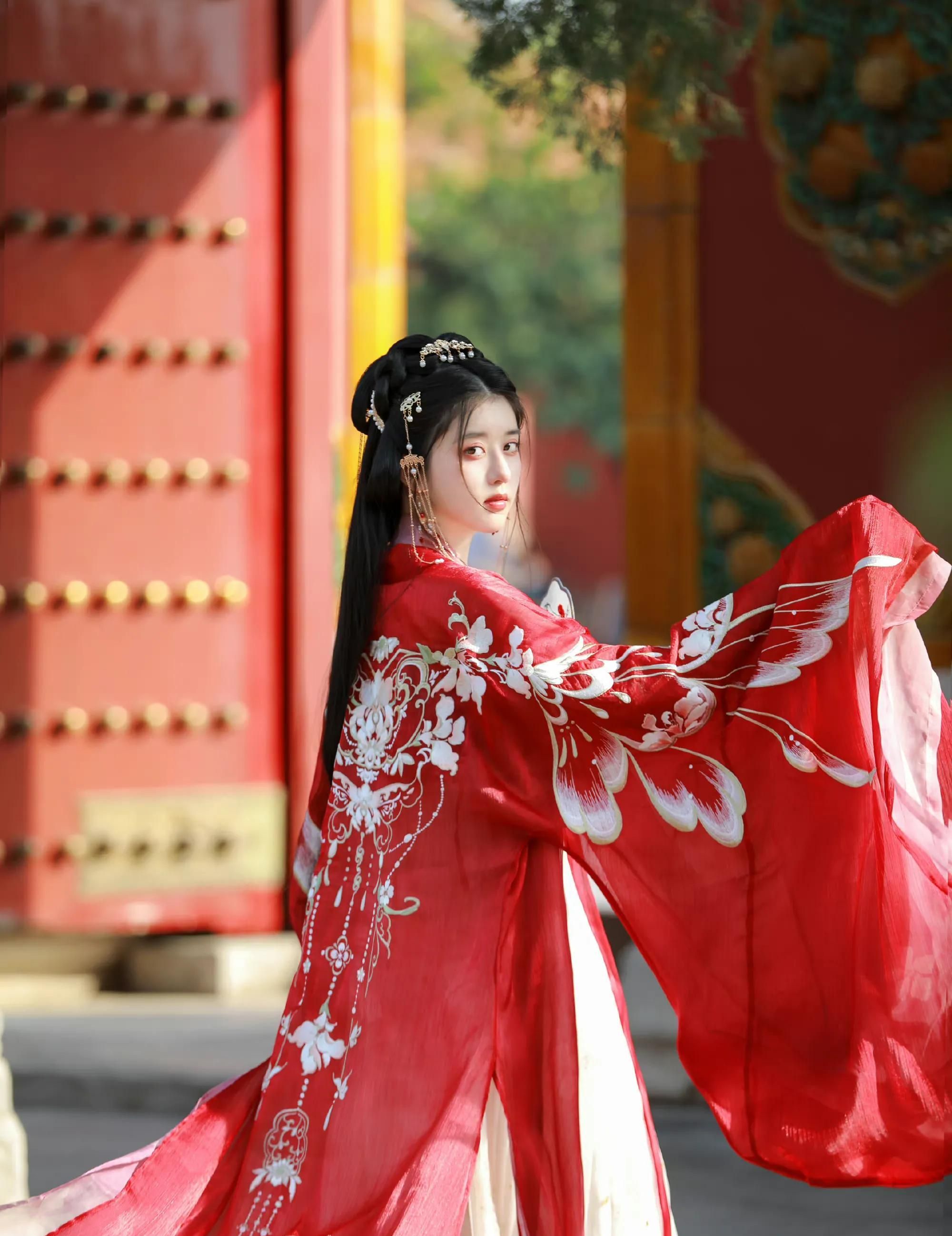 李凯馨古风红衣写真,美则美矣,楚楚动人!_高清图集_新浪网