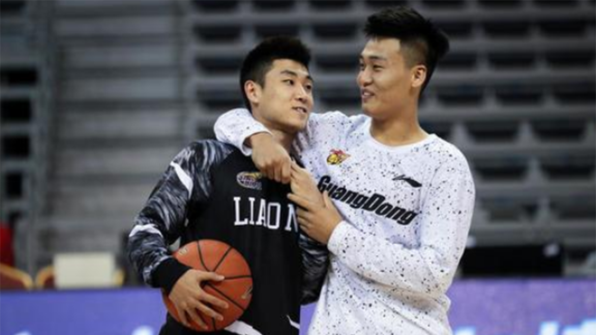 赵睿:高诗岩扣个篮我亲他10秒 !小高:南区的哥哥朋友给点机会