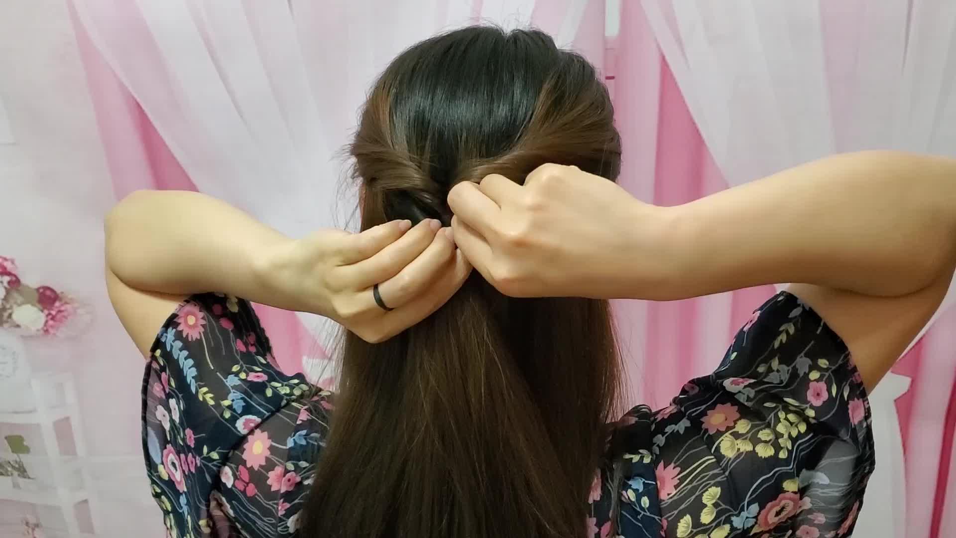 小姑娘和中年妇女都适合扎的披肩发,搭配裙子更美