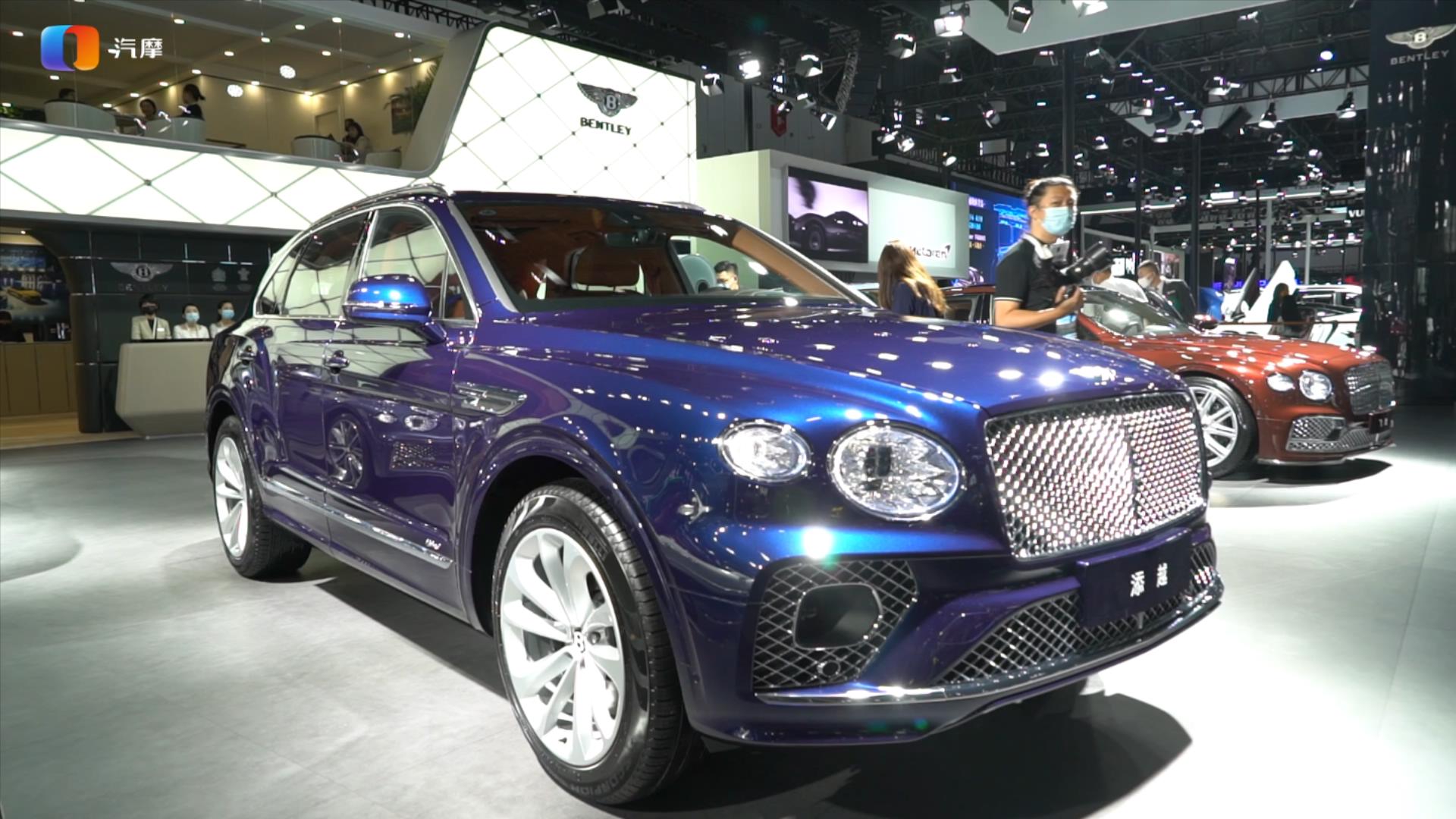 宾利添越插电混动版首次亮相成都车展