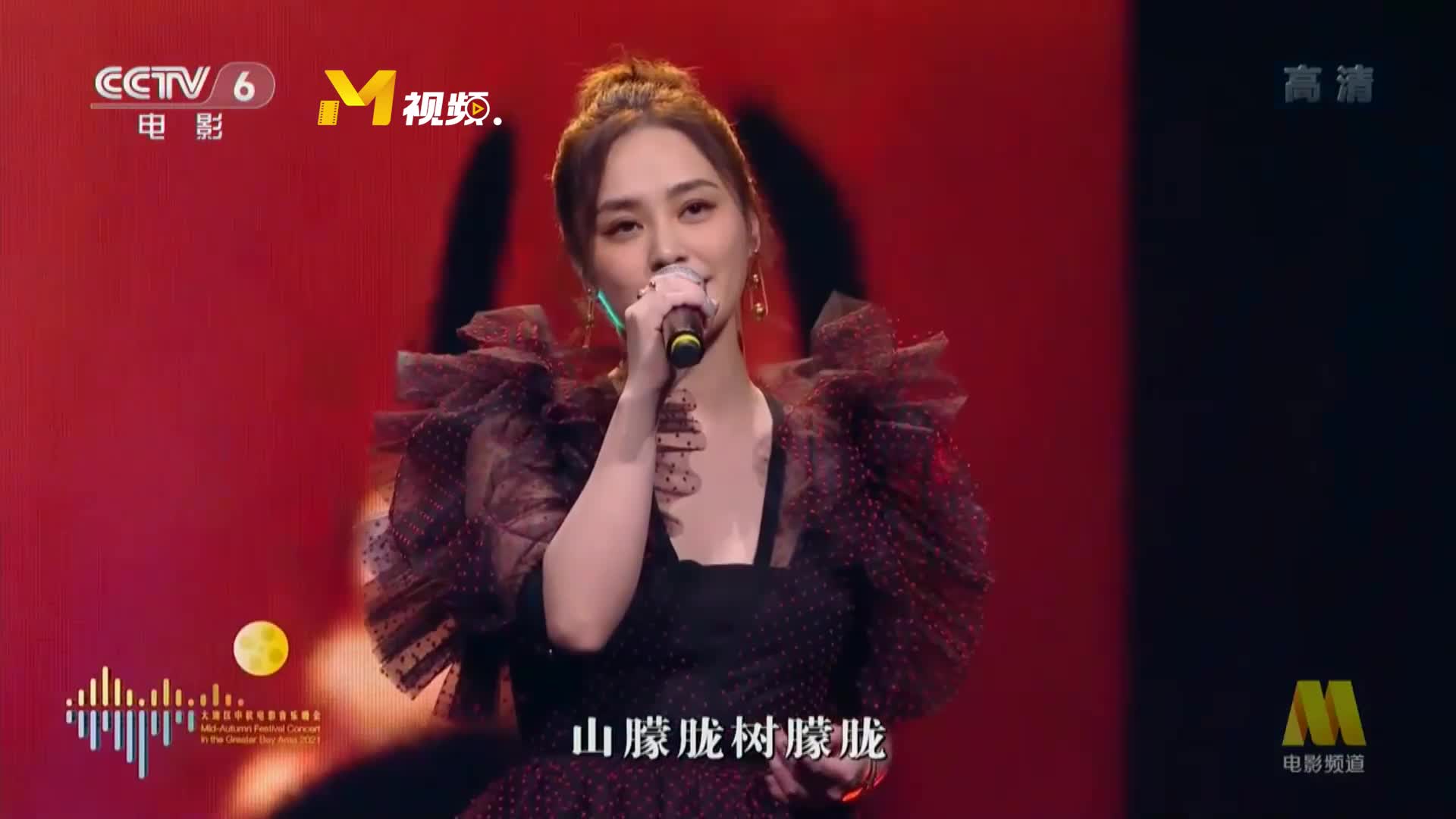 蔡卓妍,钟欣潼,文咏珊,卢靖姗合唱歌曲《月朦胧鸟朦胧》