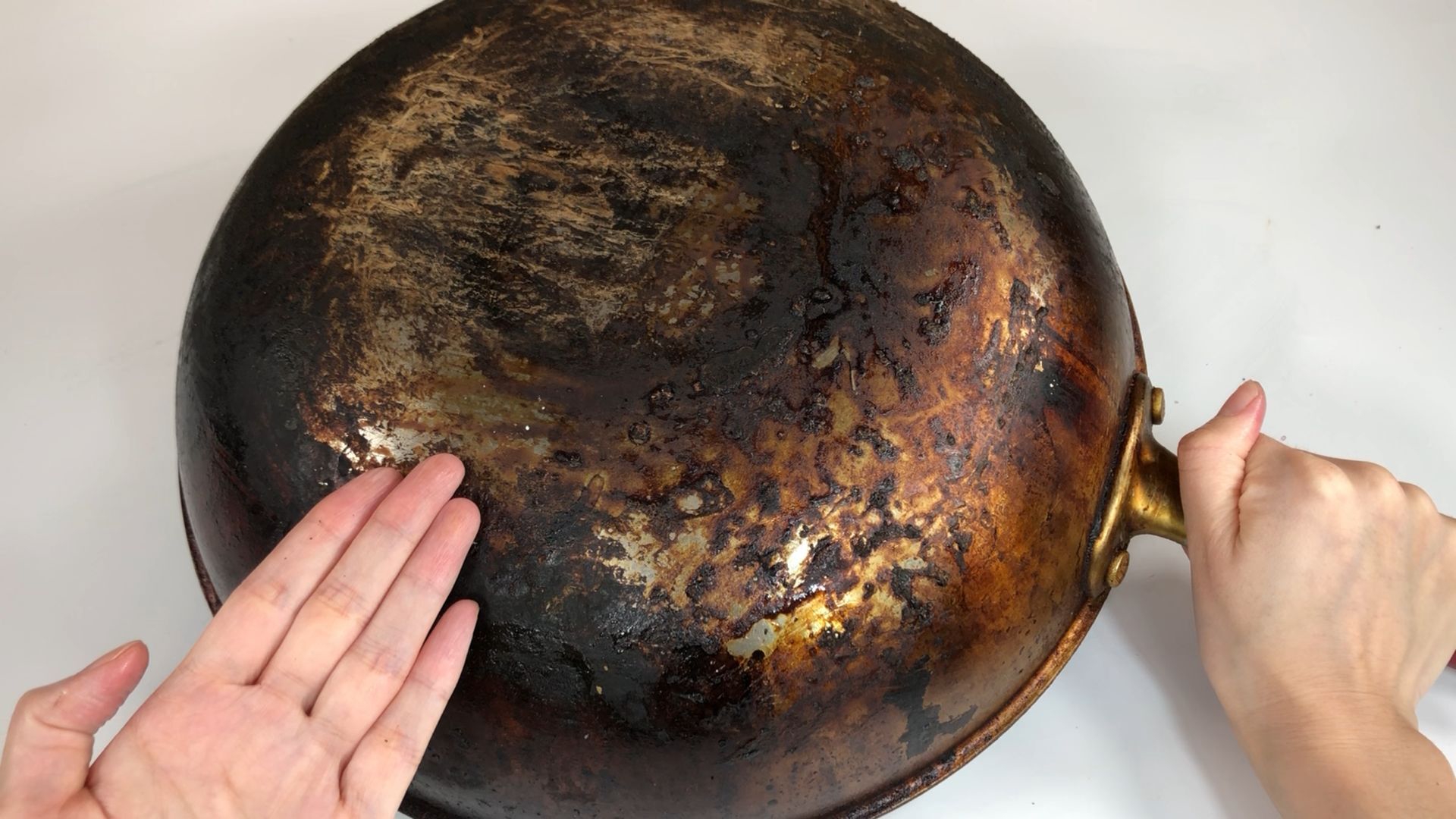 不管锅底油垢多脏,简单一招,油污自己融化掉下来,锅底立马干净__财经