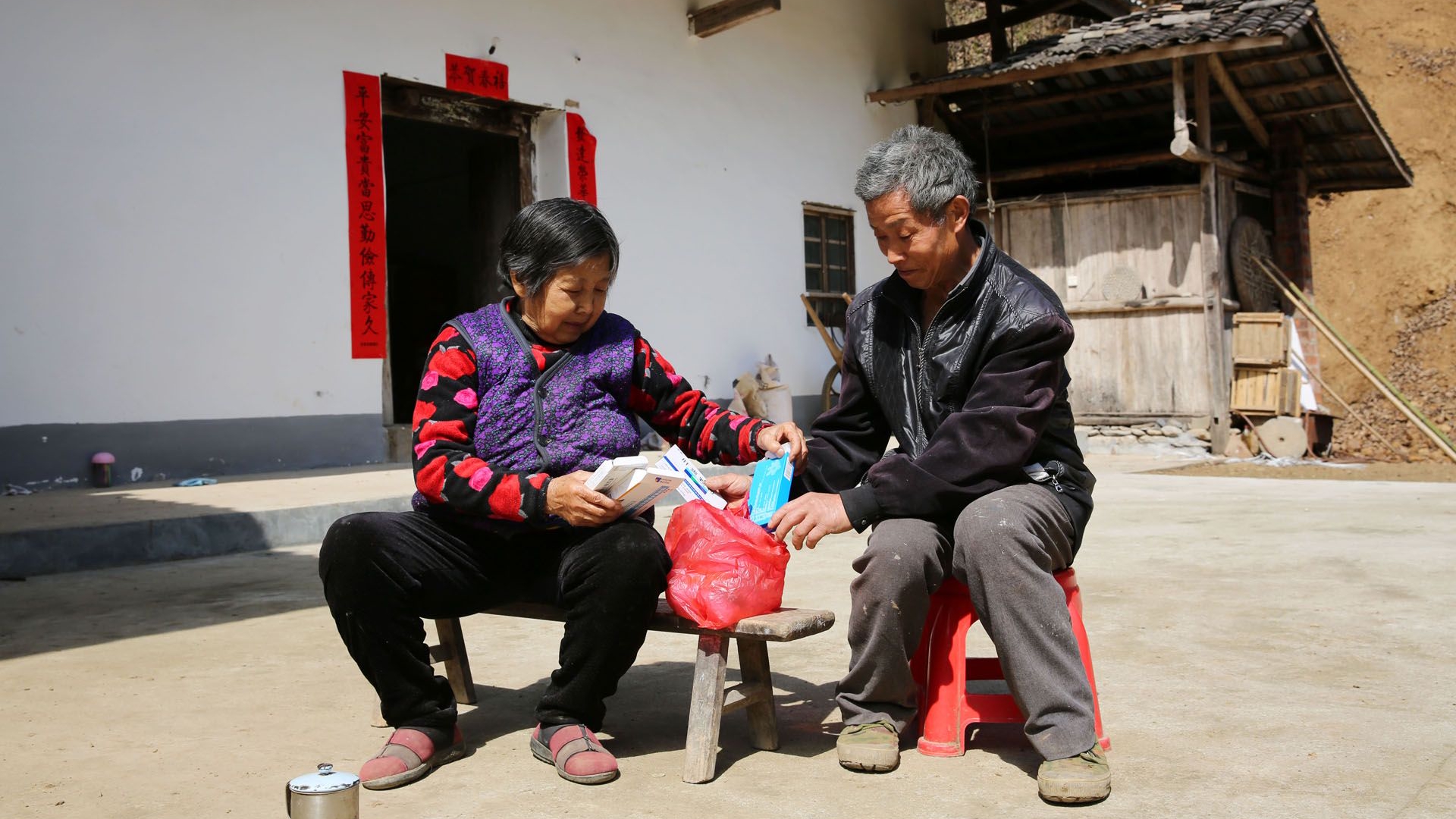 陕西七旬农妇患重病,老伴留守大山照顾,儿子外出挣钱给妈妈治病|陕西|山村|老夫妻_新浪新闻