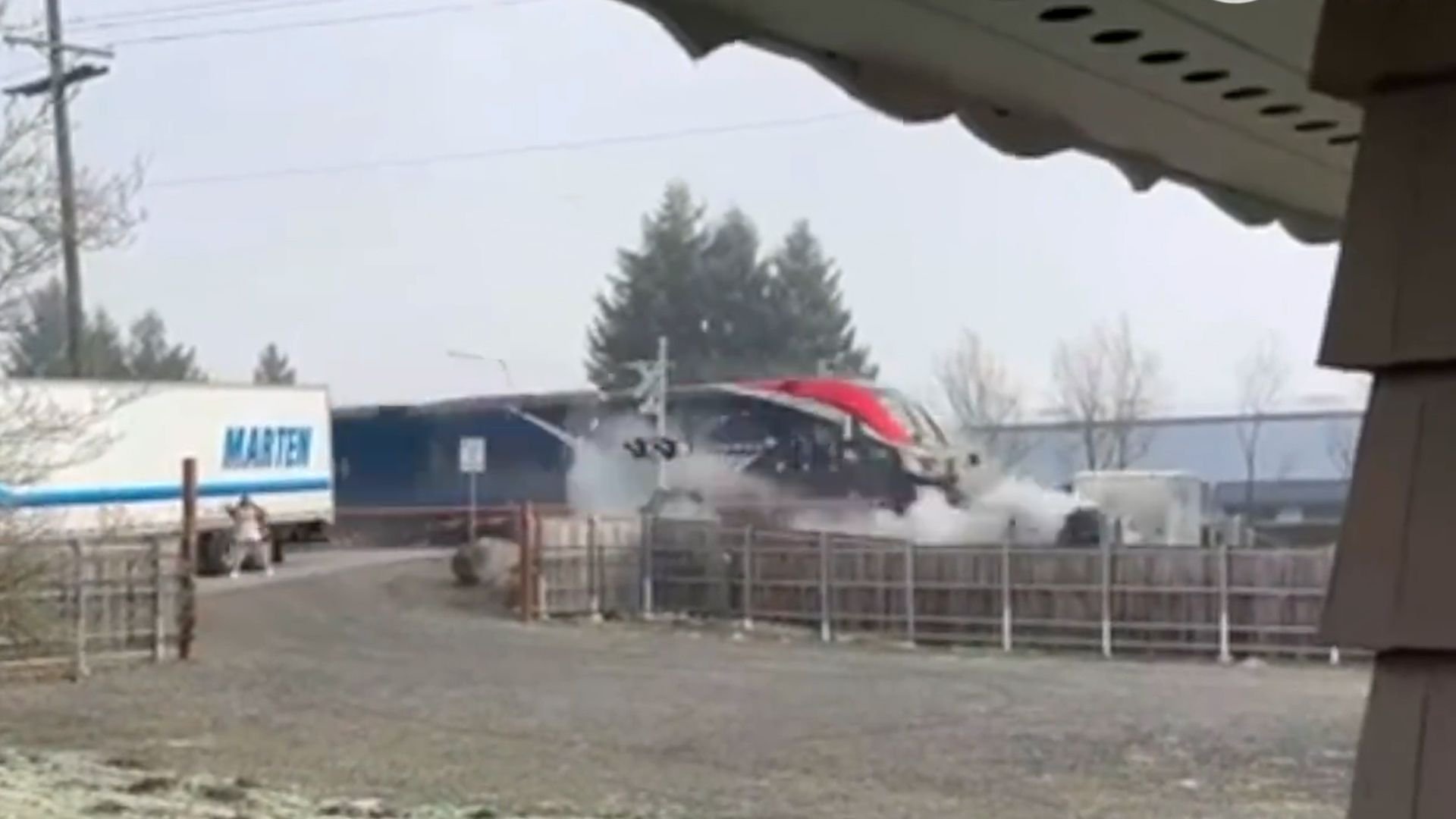 美一火车撞到困在铁轨的半挂货车:货车当场粉碎,无人伤亡_新浪新闻
