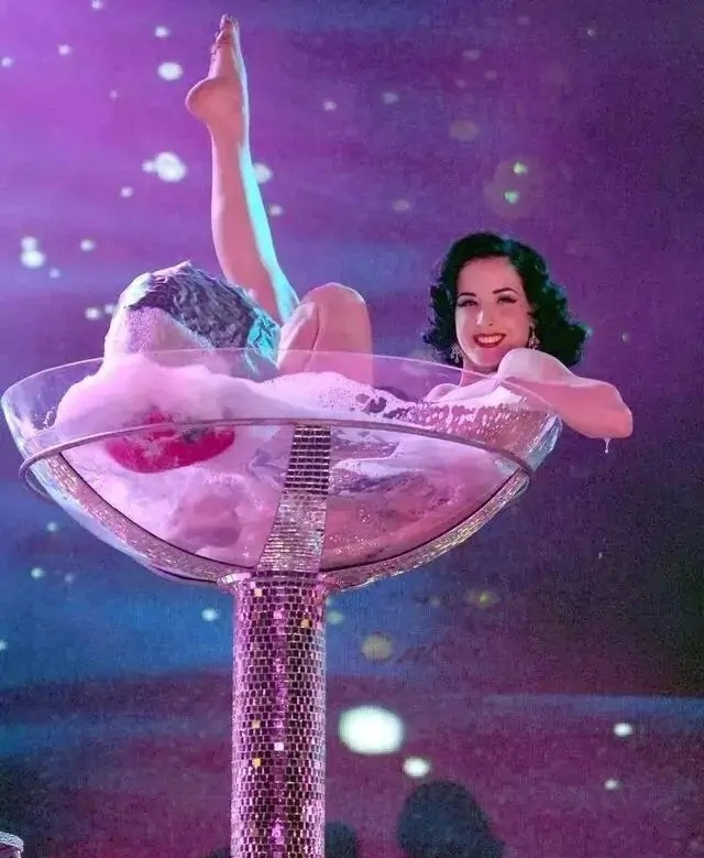 她自己编排的香槟舞表演更是享誉世界,美女在巨大的酒杯中嬉戏,性感却
