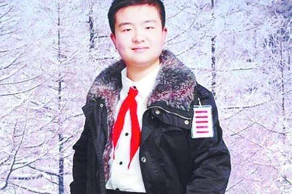 当代“伤仲永”,曾风光无限的“五道杠”大队长,如今沦为路人甲|伤仲永|黄艺博|路人甲_新浪新闻