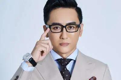 还记得《激情久久》的主持人程成吗?他20年后精彩依旧