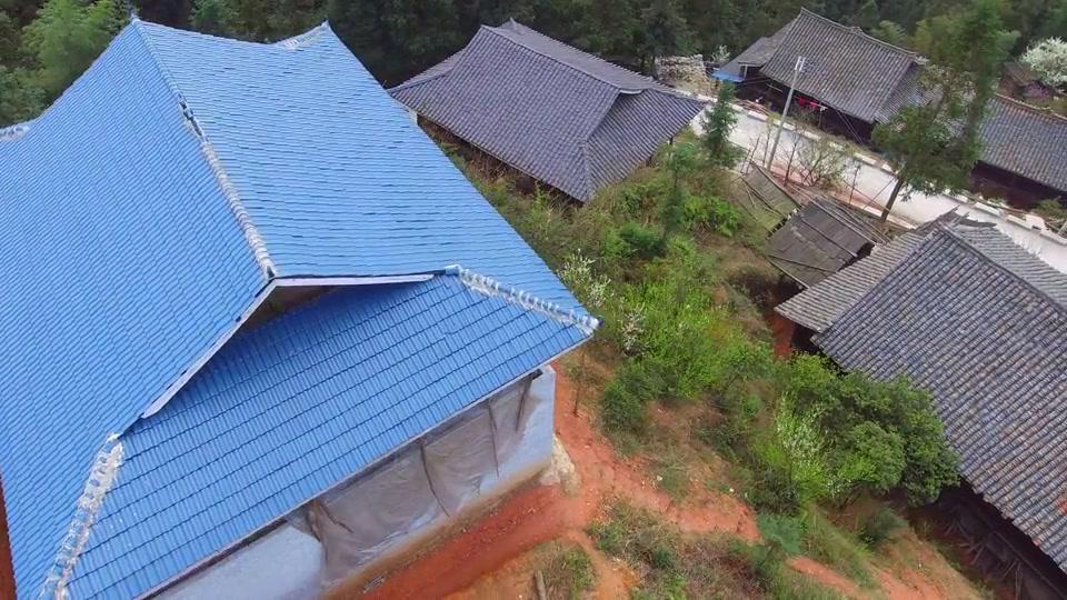 在农村,建这样砖木结构二层小楼,很多人都说10万就能建成