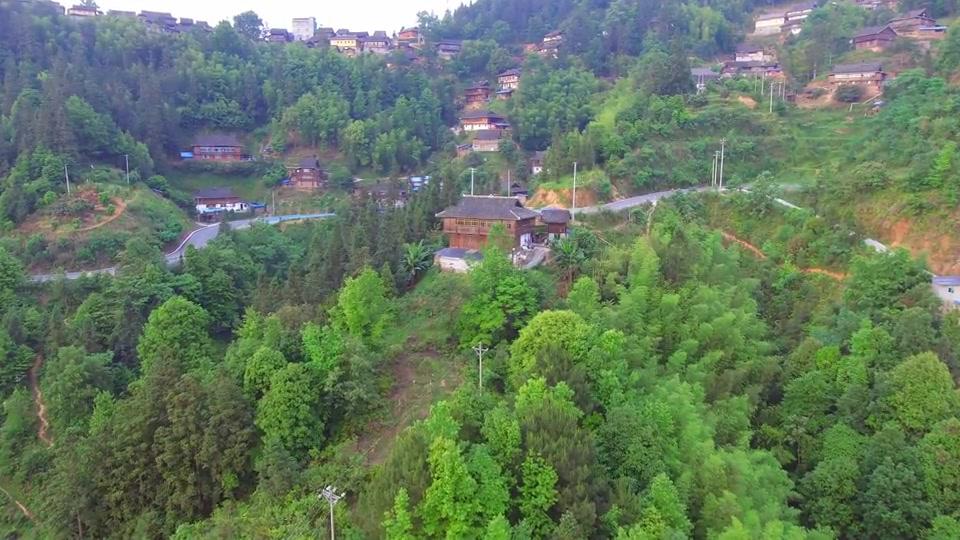 农村路边上的这户人家,正好处在公路拐弯处,地理位置完美的宝地_新浪新闻