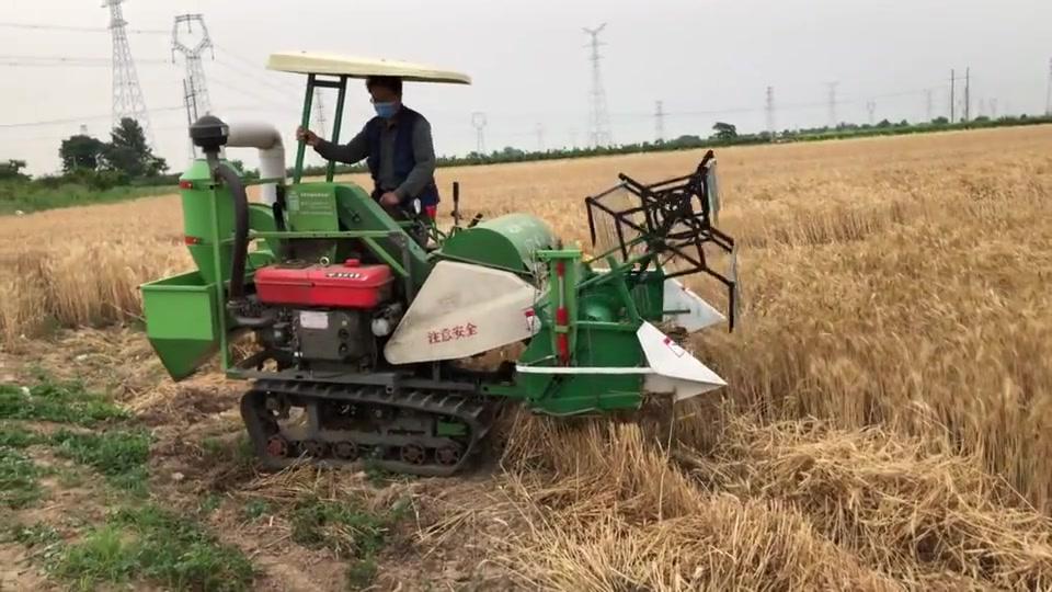 这款微型收割机可360度原地掉头,适合高难度地块收割,来了解下