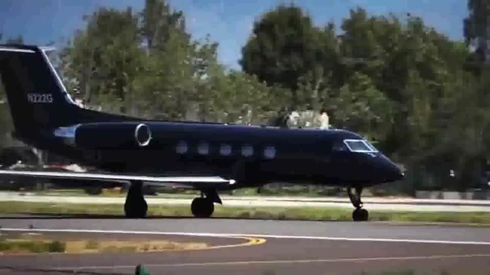 全黑涂装的湾流私人飞机低调滑行起飞