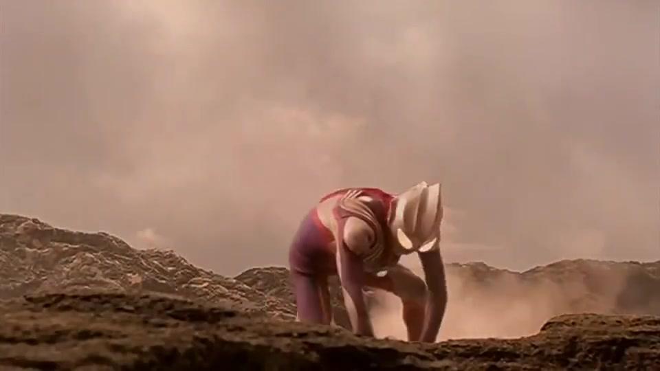 迪迦奥特曼,迪迦身体变成透明,然后消失在怪兽面前