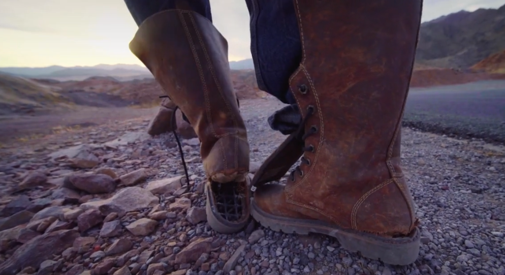 王大治穿破鞋徒步荒郊鞋底烂到整块脱落蓬头垢面形象油腻邋遢