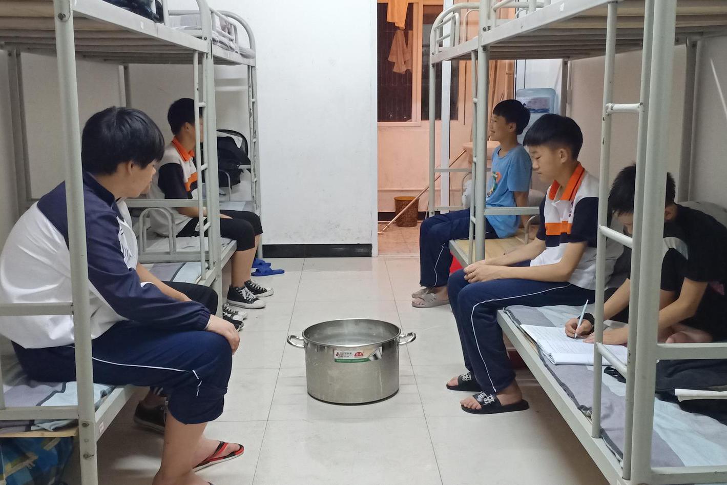 近日,汉阴县涧池初级中学为学生宿舍放置大冰块,为孩子们安心休息与