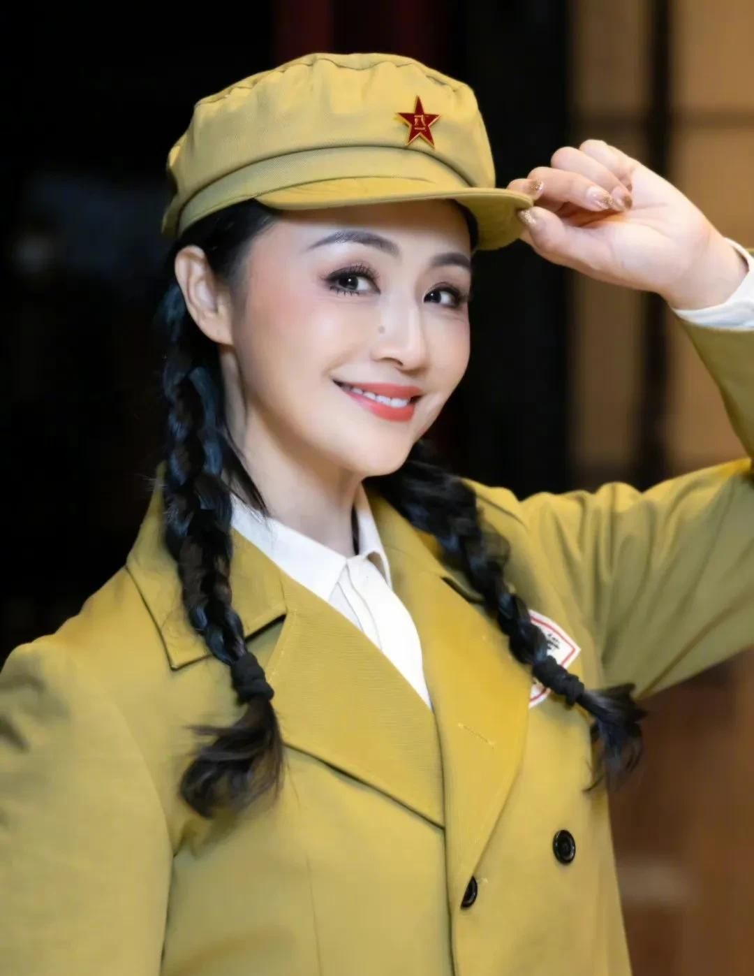 才貌双全的曹颖,楚楚动人,温婉秀丽的写真照!