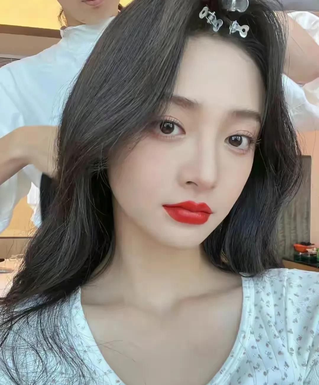 青春靓丽的周洁琼,优雅迷人,甜美可爱的写真照!__财经头条