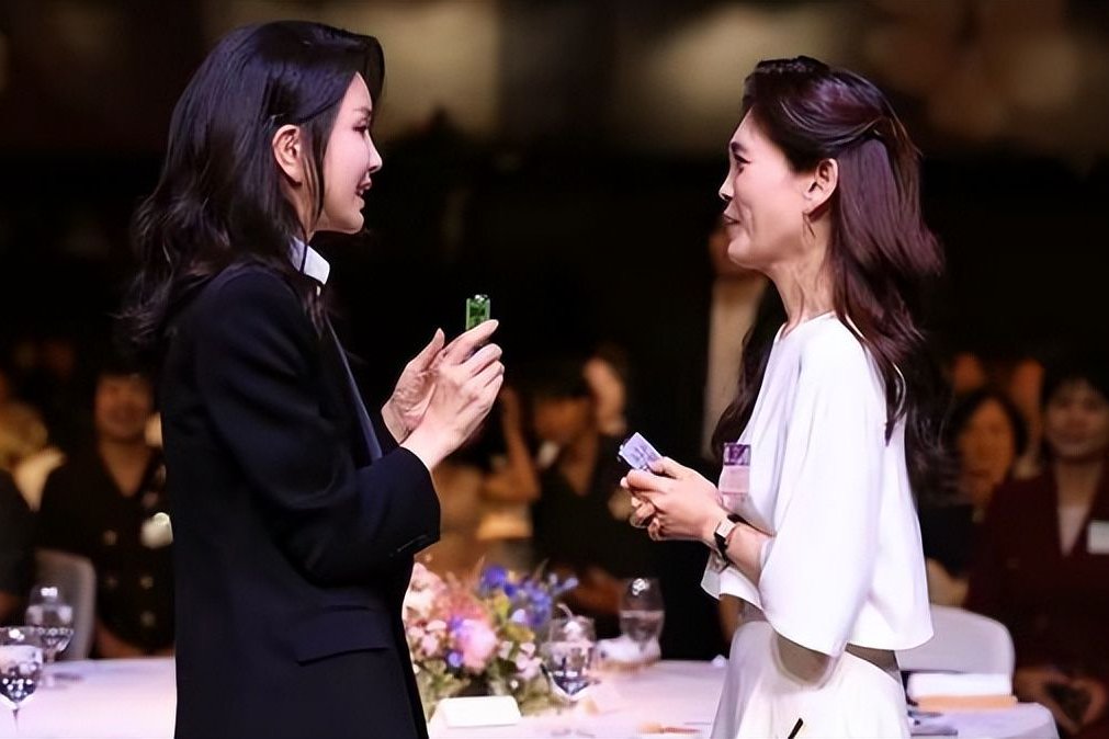 韩国夫人与三星公主同框!两人相加超百岁,科技脸明显,谁更美|李富真|金建熙|公主|韩国|两人_新浪新闻