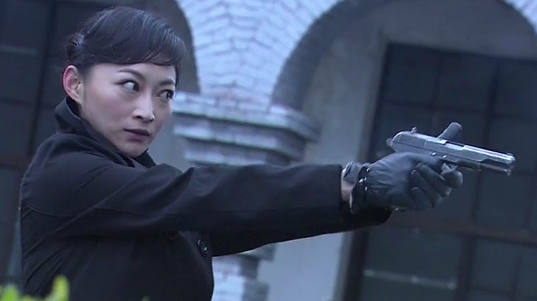 特务开枪射杀女友,潜伏的地下党不惜暴露身份,把特务干掉