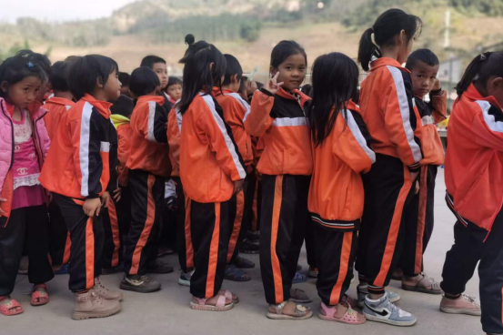 山区学生寒冬穿拖鞋?老兵18天爱心接力,孩子穿上暖和新鞋