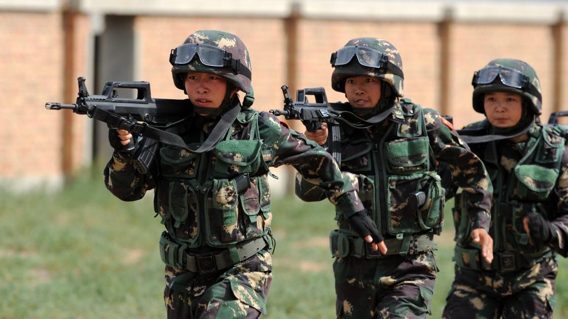 武警反恐女兵父母挑战400斤重假人!一招制敌究竟有多难?