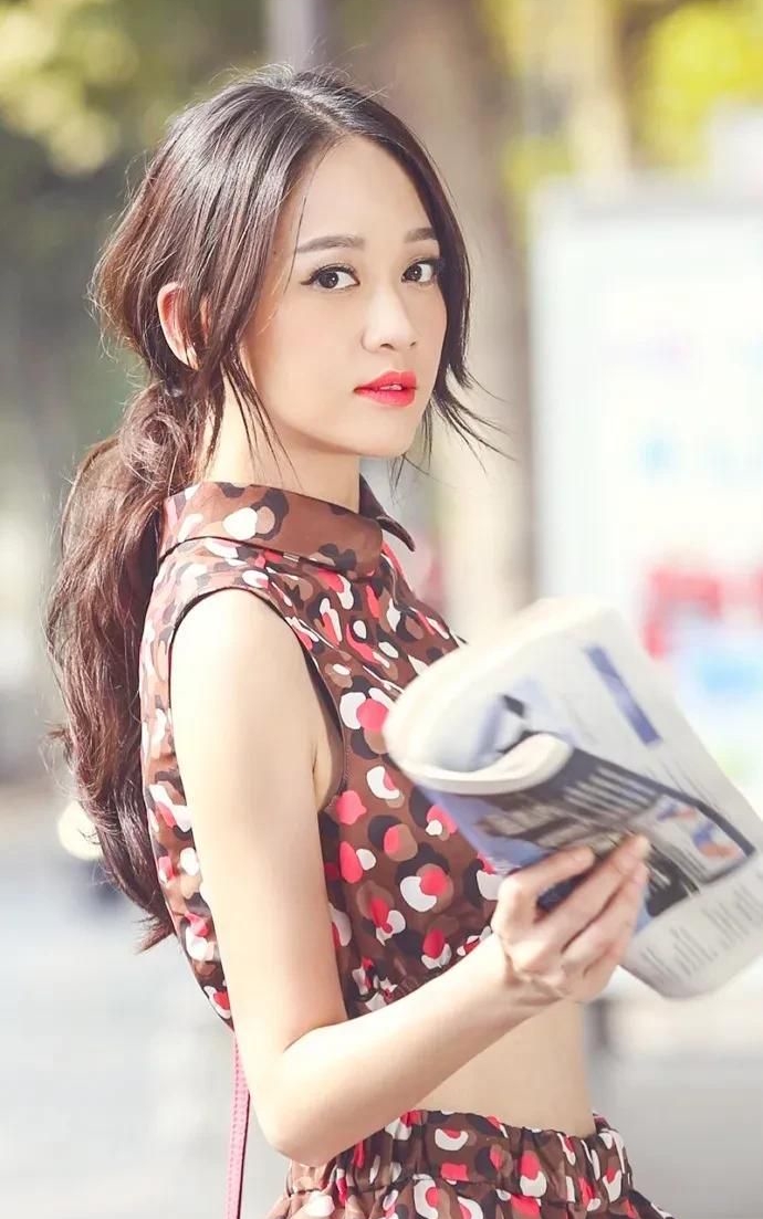 陈乔恩,时尚俏丽,身姿迷人的写真!__财经头条