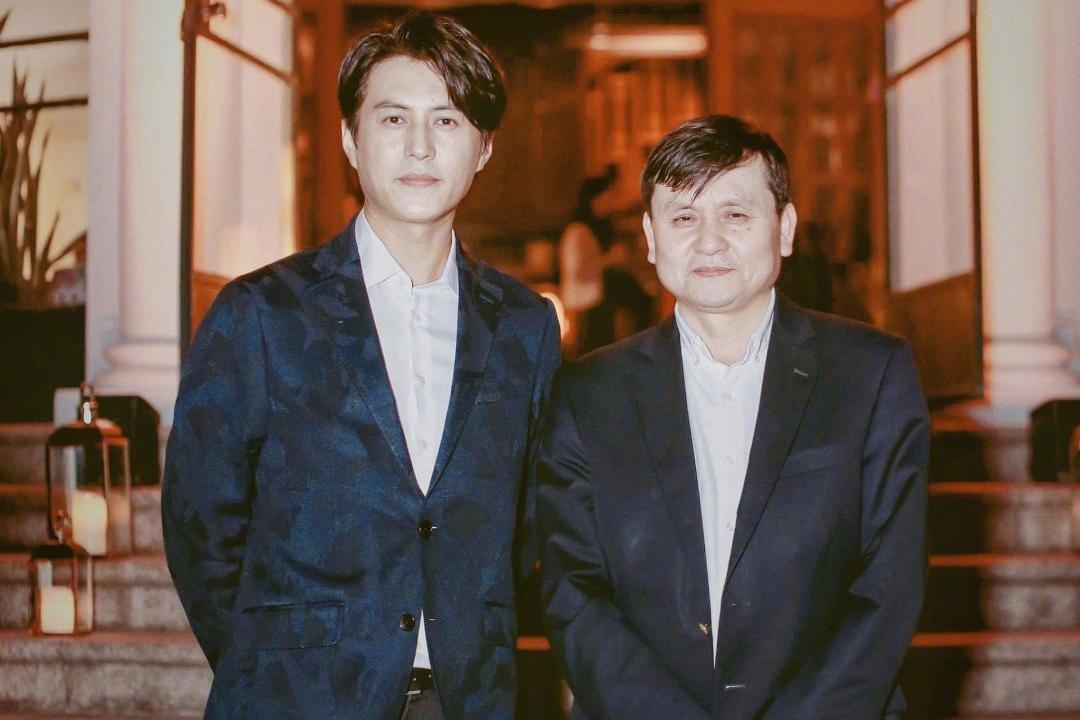 靳东合影张文宏,并肩而立祝福医护人员