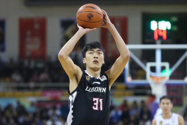 在辽宁男篮的队史上,高大中锋不多,除了职业联赛初期的王治单,后期就