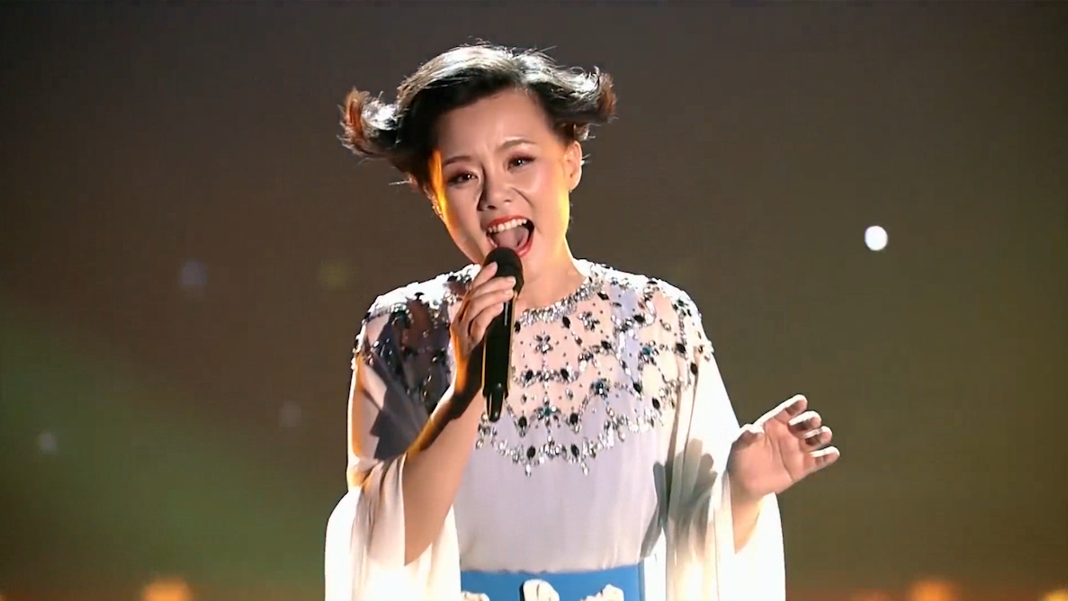 史诗级吟唱!龚琳娜现场演绎《小河淌水》,余音绕梁三日不绝