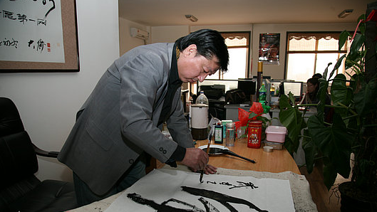 著名书法家张成义赴西湖景区为游客献书法墨宝(记者郝建忠)