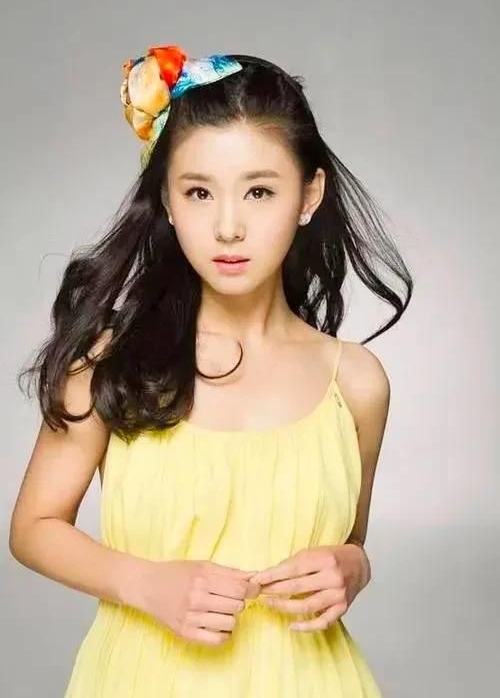 李小萌,惊艳迷人,端庄大方的写真照!__财经头条