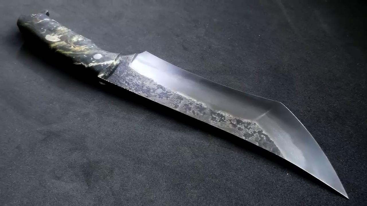 大神用钢板打造了一把漂亮的厨刀看起来相当有分量