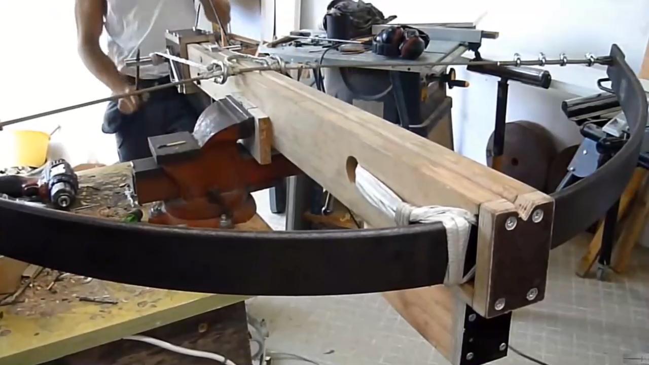 厉害了用钢丝绳实木钢板制作一把巨大弓弩