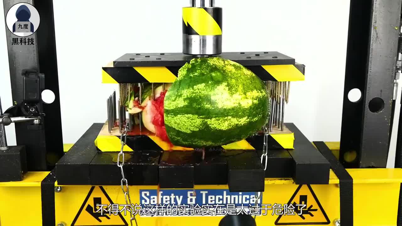 滚钉板究竟有多疼?国外小哥用钉板碾压西瓜尝试,画面不忍直视!