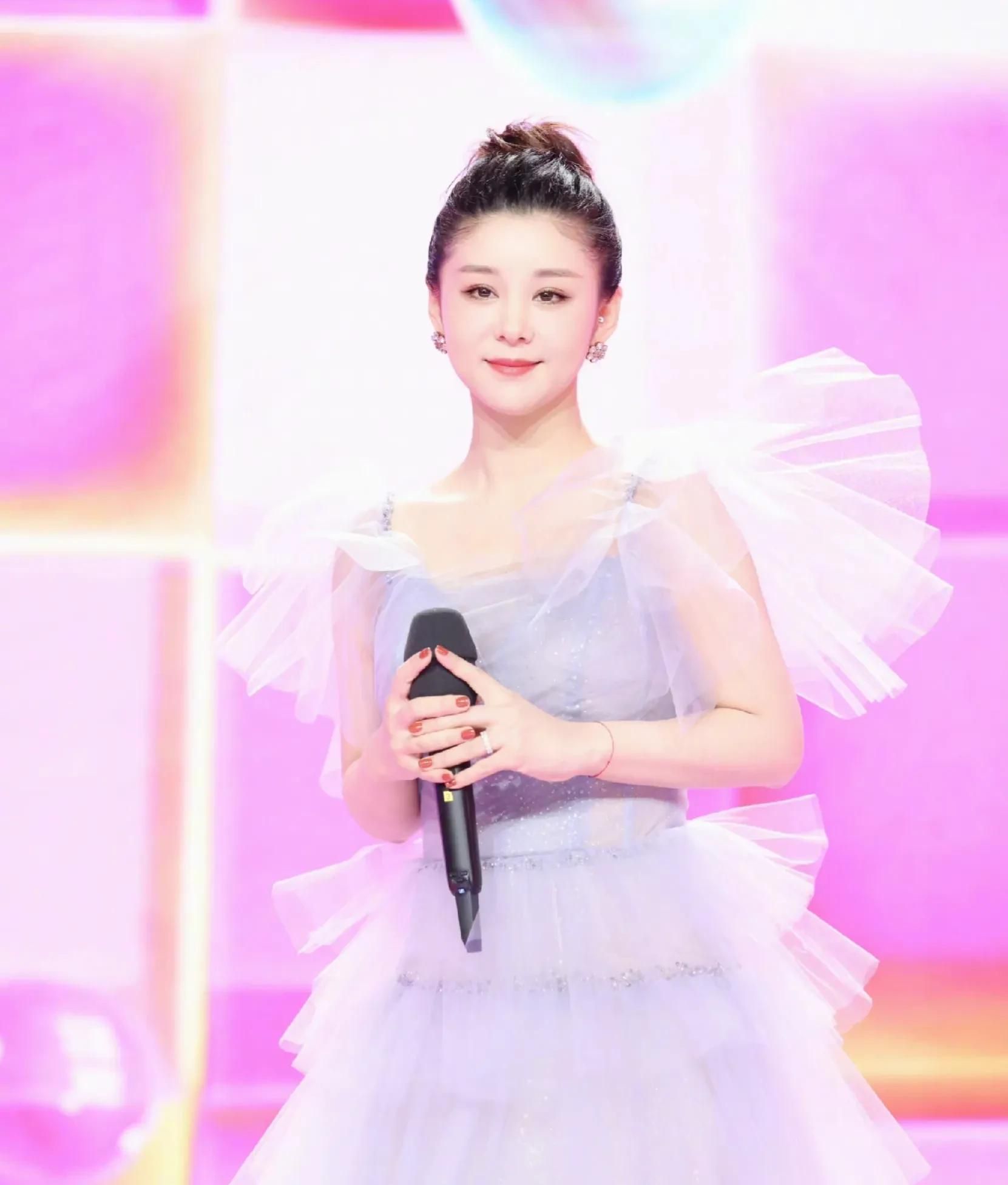 李小萌,时尚俏丽,端庄大方的写真照!__财经头条