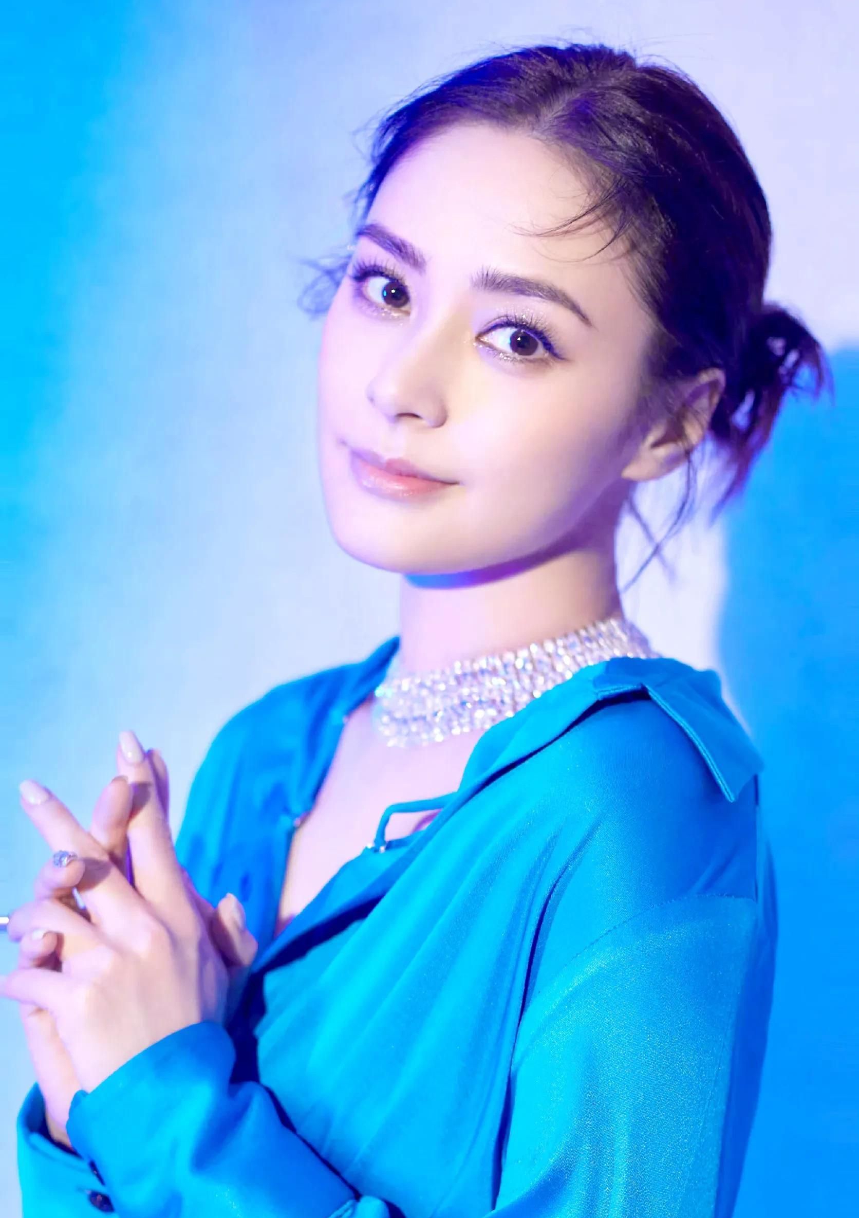 钟欣潼，优雅甜美，身姿迷人的写真照！__财经头条