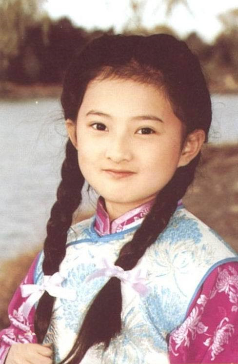 之后她又陆续参演了《青青河边草》,《梅花烙》等剧,一举成为了最