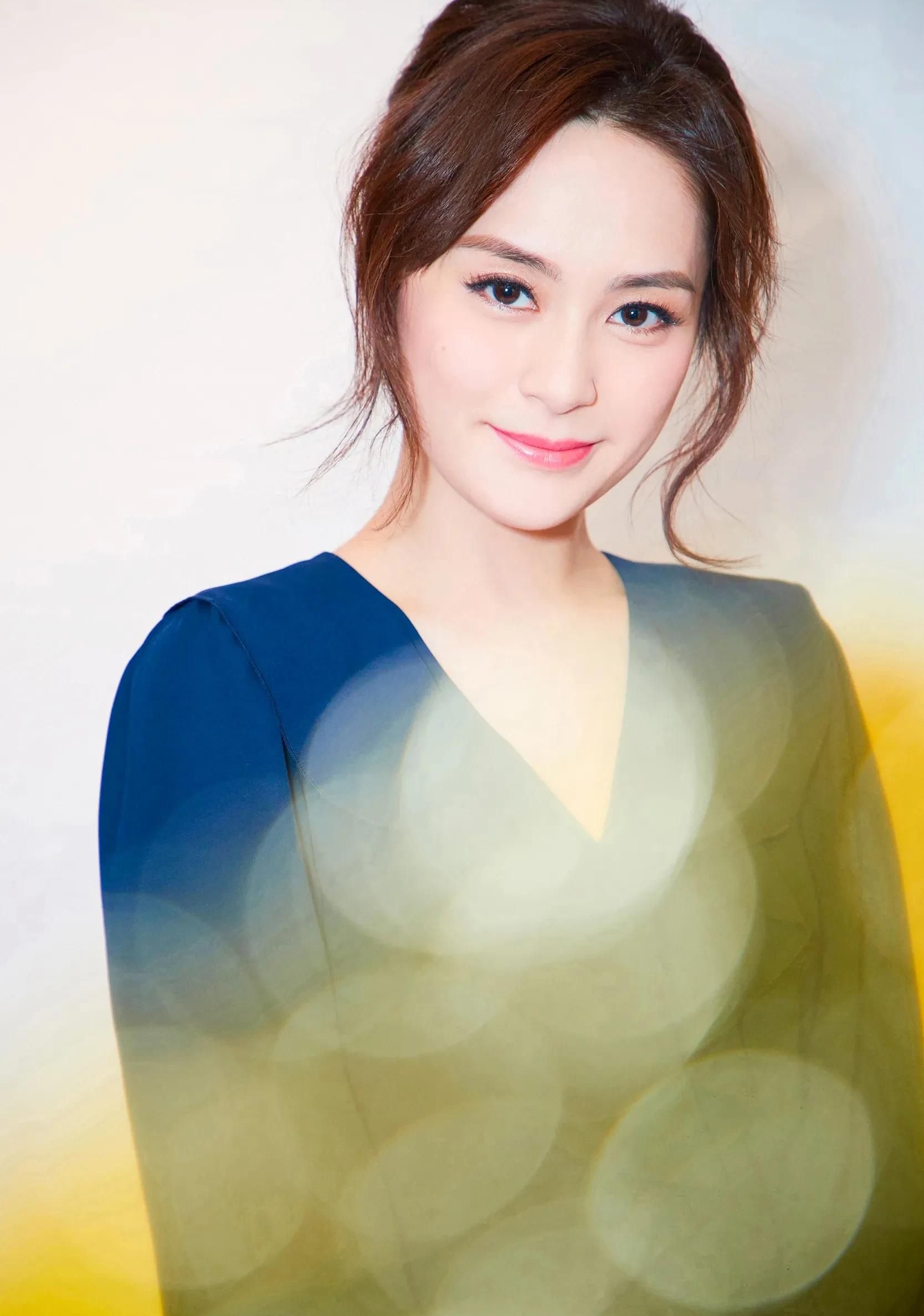 钟欣潼，优雅甜美，身姿迷人的写真照！__财经头条