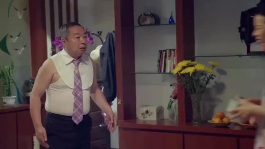 老头穿西装打领带去心爱人家吃饭,脱下西装后,瞬间原形毕露