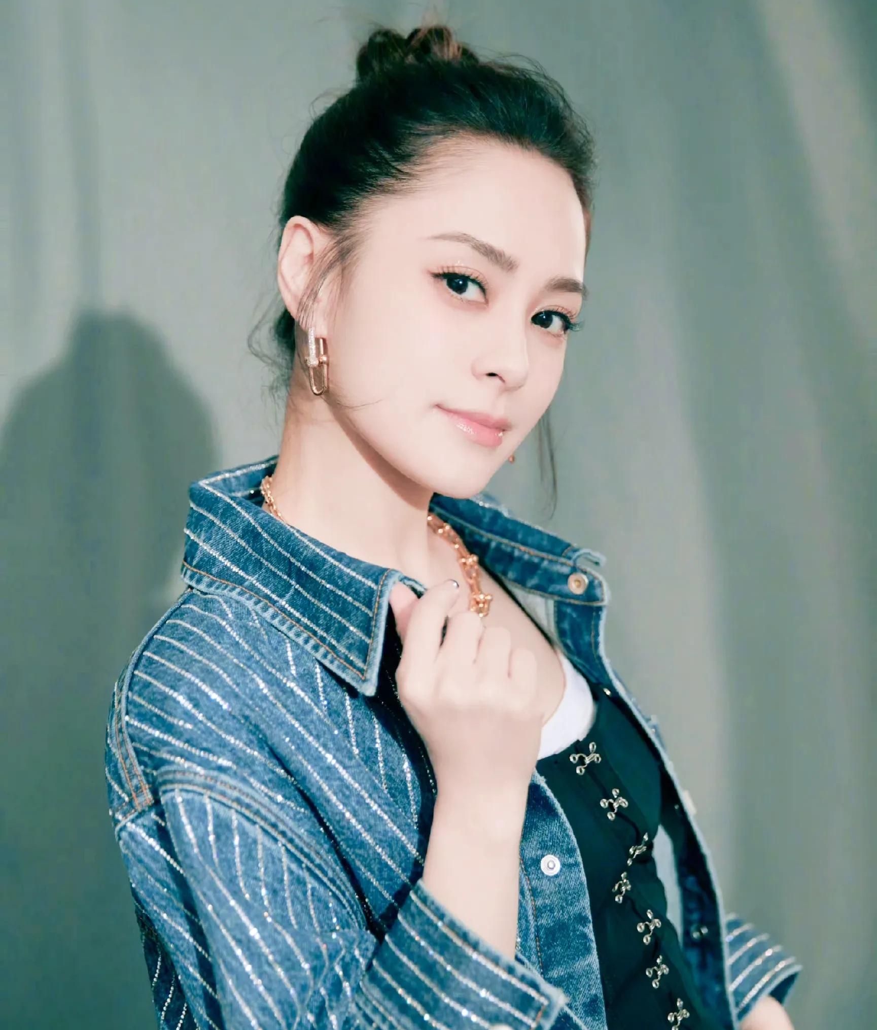 钟欣潼优雅迷人身姿迷人的写真照