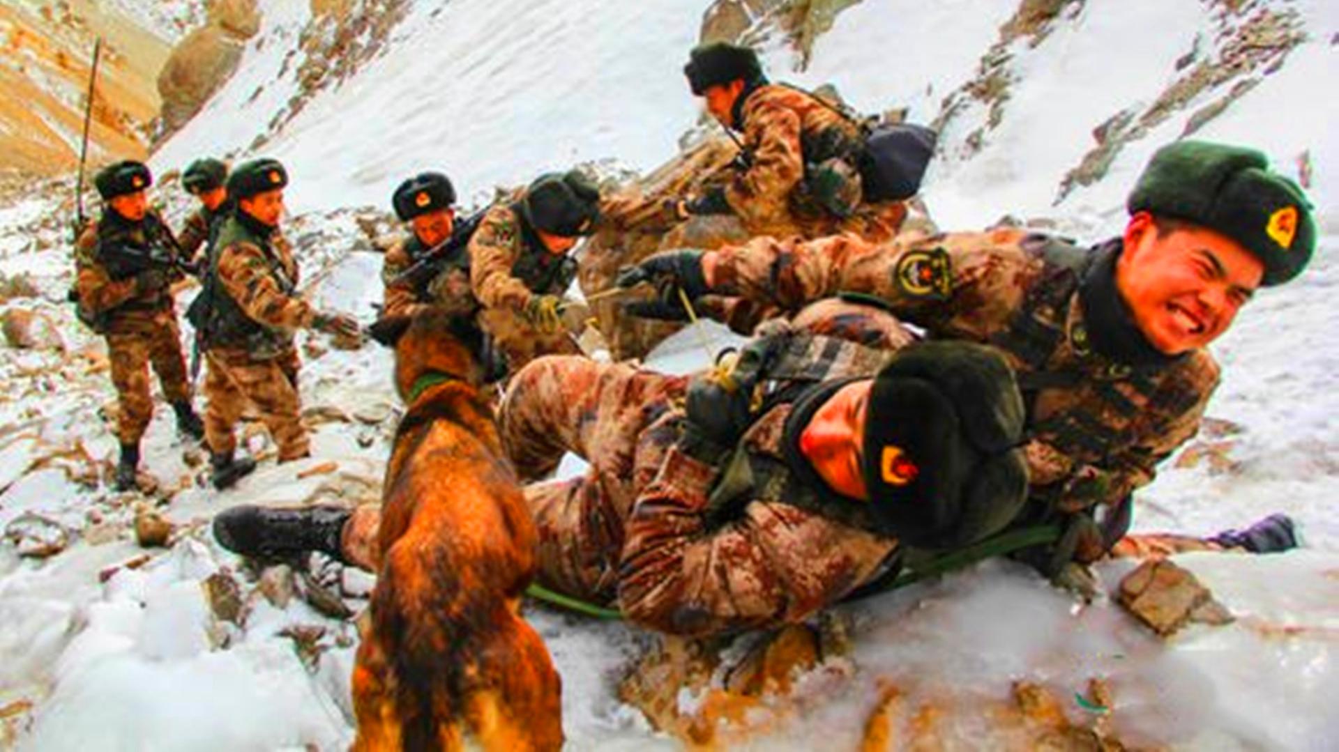 我们准备回家过年,他们依旧巡逻在边防一线