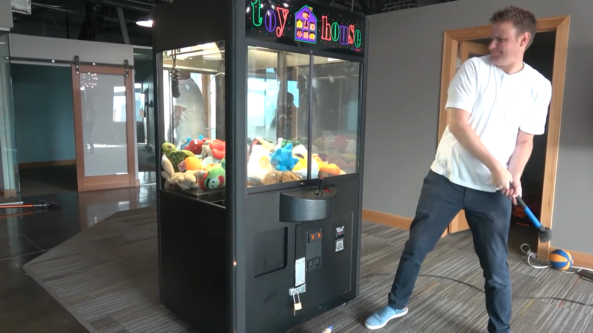 老板当场砸开娃娃机,内部让人想不到!