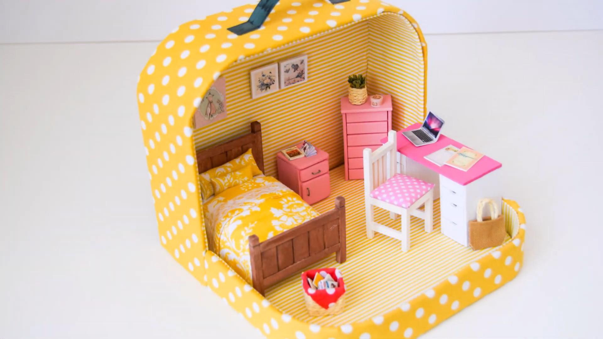 diy迷你娃娃屋行李箱里的小房间