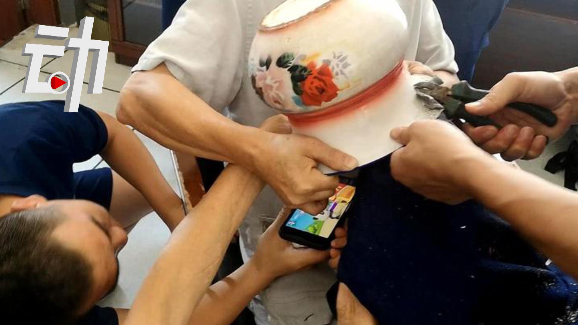 1岁半男童将痰盂当帽子套住:消防员边剪切边放动画片